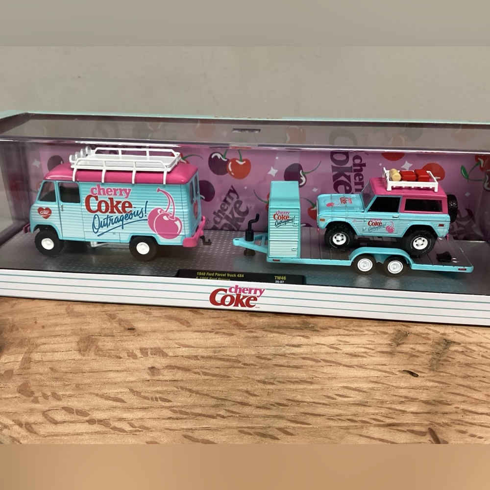 🔴 NWT - Diecast Cherry Coke Collectible Set - 1948 Ford Parcel Trk & 1966 Bronco - Picture 3 of 16